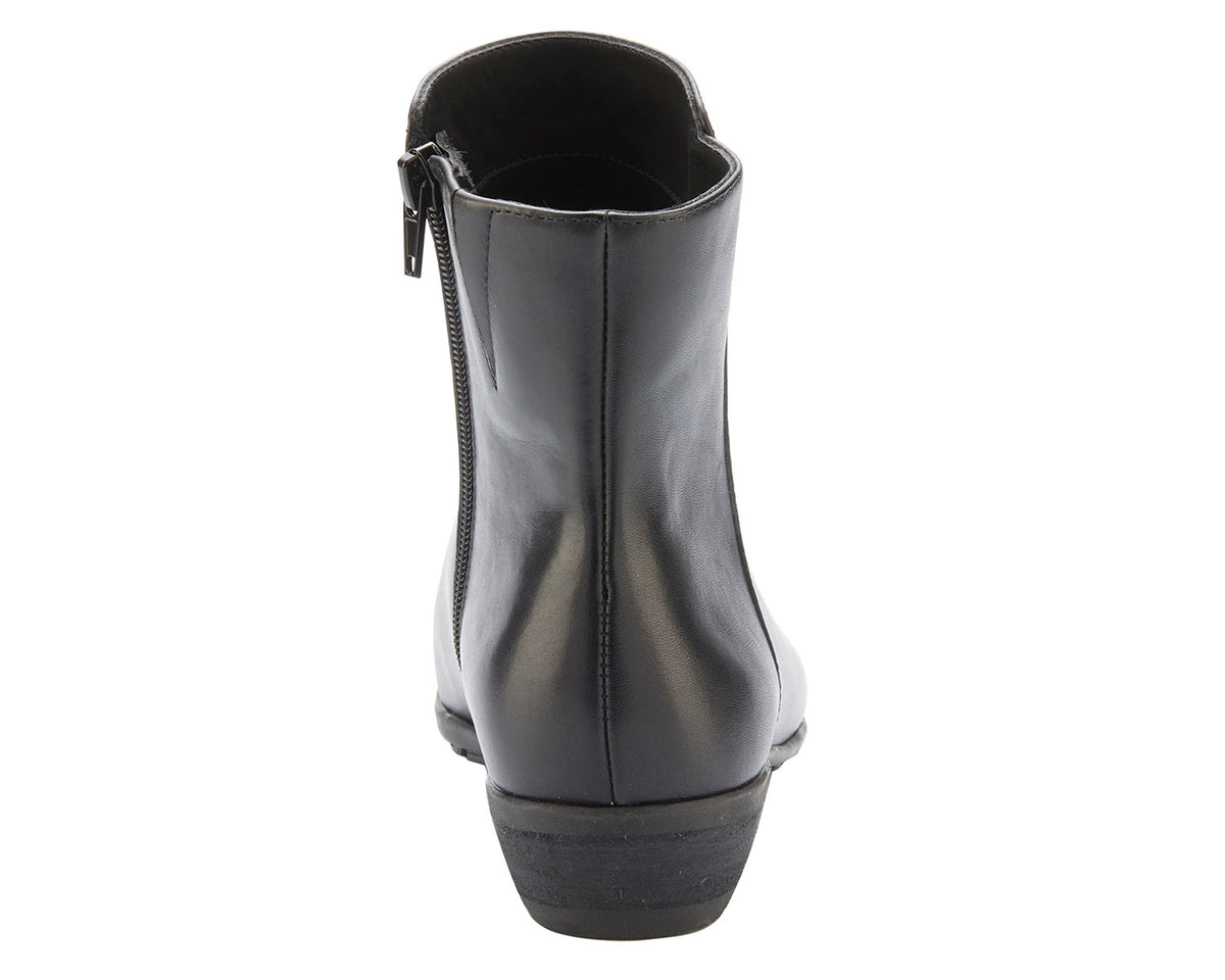 #Color_Black Leather