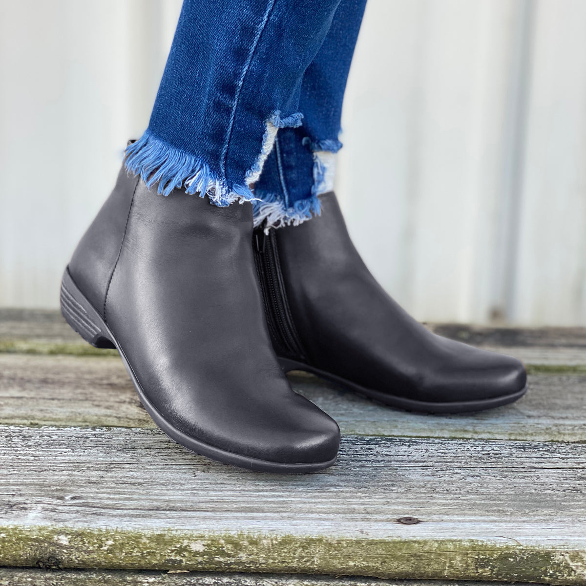 Ezra-Black-OnFoot-SQ