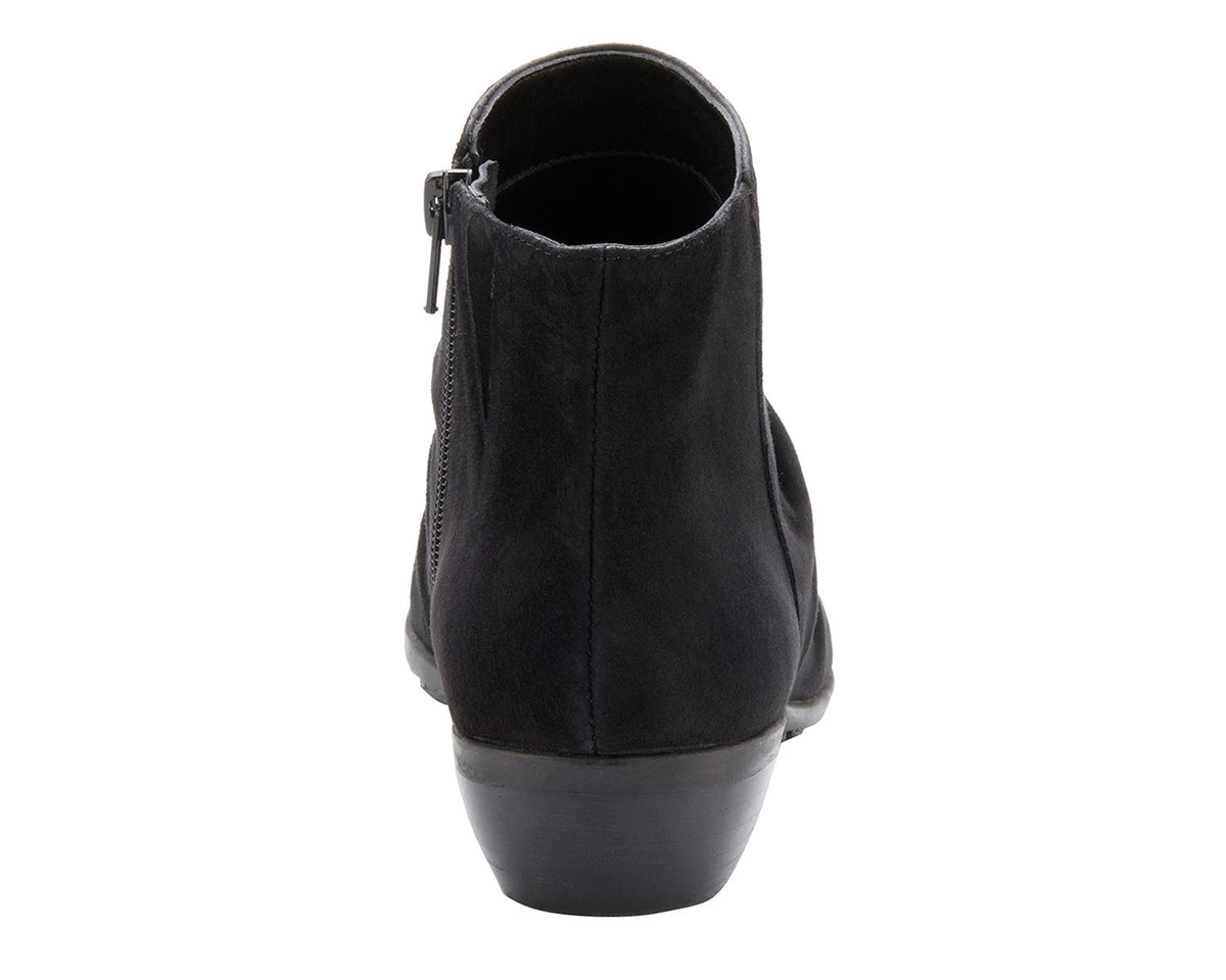 #Color_Black Suede